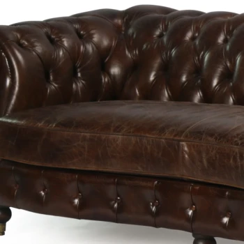 Chi tiết nút rút sâu đặc trưng trên sofa da Chesterfield