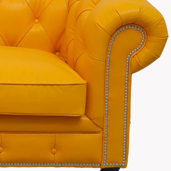 Chi tiết nút rút đặc trưng trên sofa da Chesterfield cổ điển