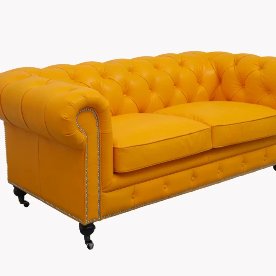 Sofa da thật Chesterfield nhìn góc nghiêng với tay cuộn cổ điển