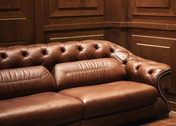 Chi tiết nút bọc và đường may thủ công trên sofa da thật phong cách cổ điển Mỹ
